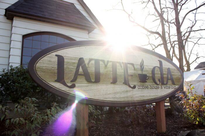 Picture of the Latte Da sign placed outside the coffeehouse
